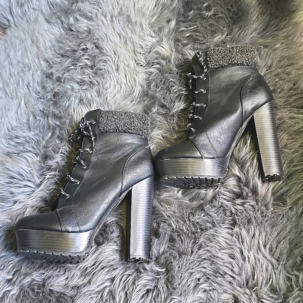 Shoe Dazzle Maysi Heeled Combat Boots in Black Size 9.5 - Picture 3 of 5